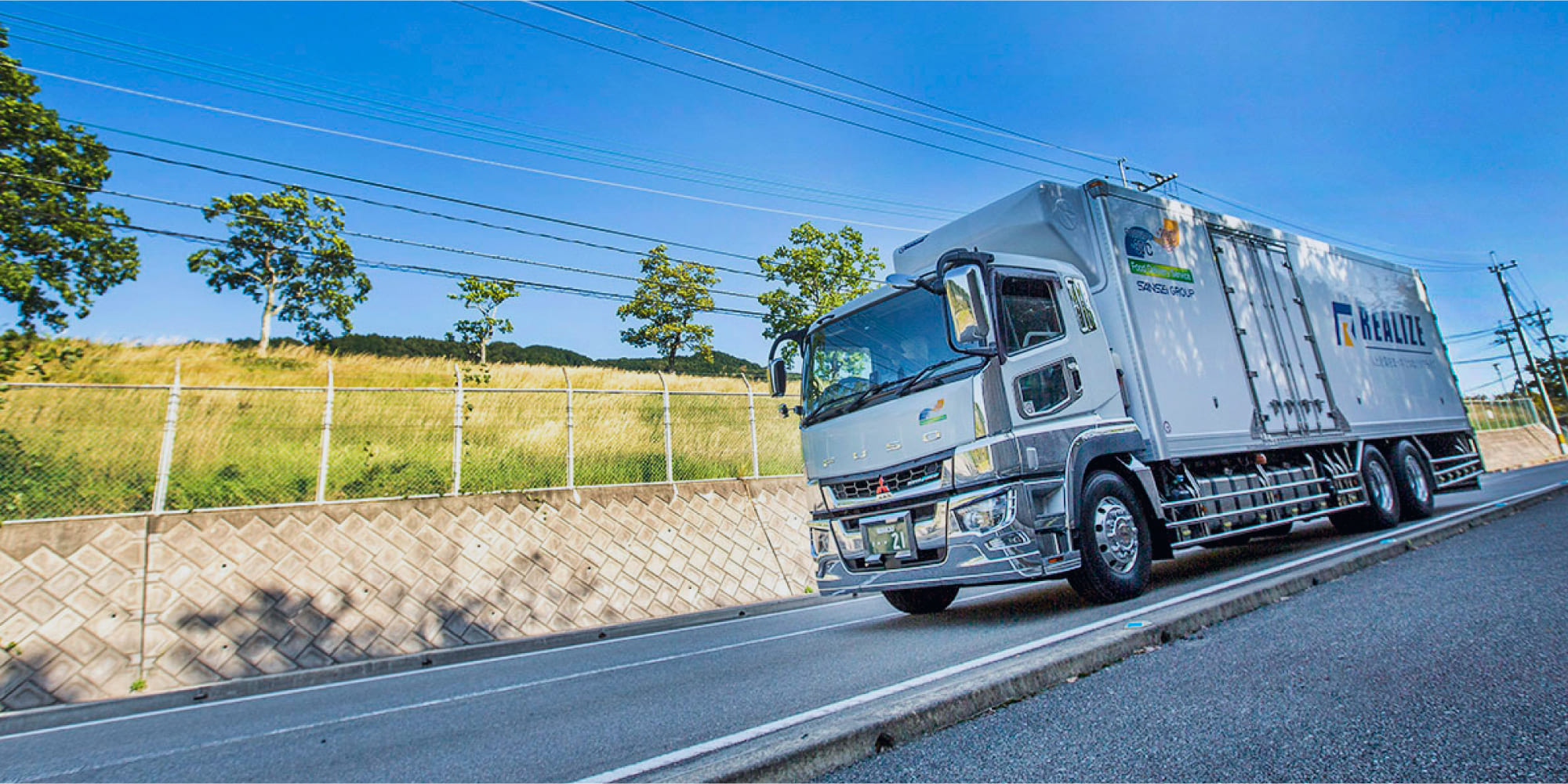 道路を走るトラックの画像