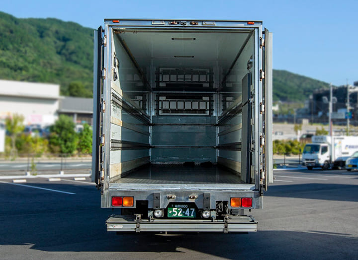 冷凍箱(10t)の写真-荷台の扉全開の状態